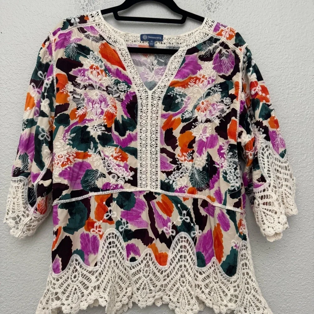 Democracy Three Quarter Sleeve V-Notch Neck Peplum Crochet Printed Woven Top M - Picture 4 of 15